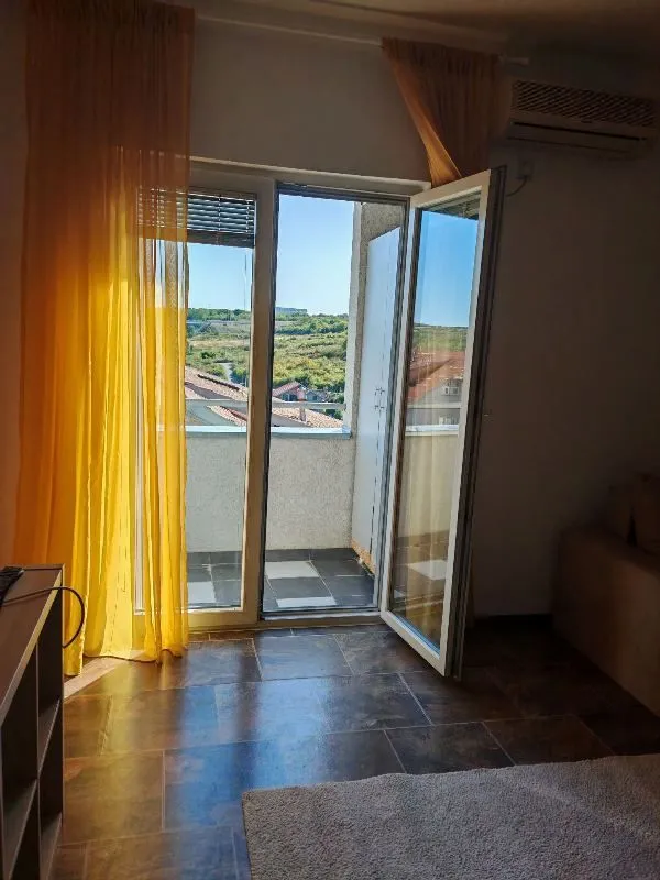 Rent, four bedroom apartment, 120m², Rakovica, Beograd