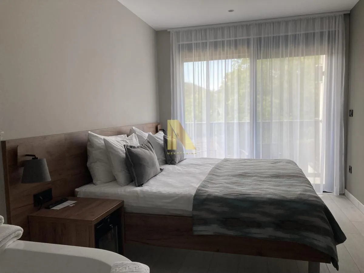 Modern bedroom with a double bed and access to the terrace.
