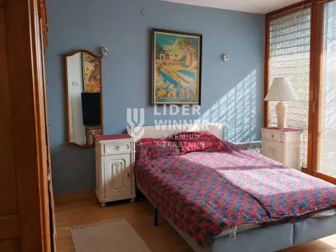 Nameštena spavaća soba sa krevetom, noćnim stočićima i ogledalom. - image 12