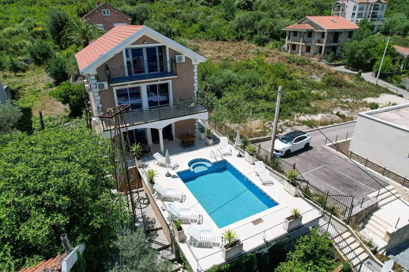 Pogled iz vazduha na kuću sa bazenom i dvoriijem.