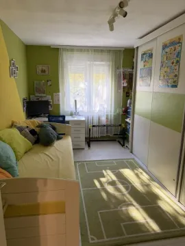 Dečja spavaća soba sa krevetom, radnim stolom i velikim plakarom. - image 10