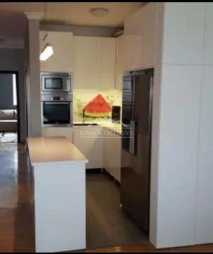 Moderna bela kuhinja sa ugradnim aparatima i šankom. - image 17