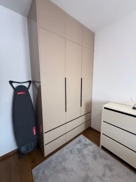 Spavaća soba sa ugradnim plakarom i komodom. - image 17