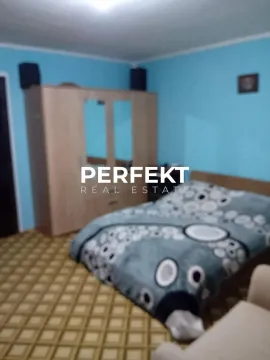 Spavaća soba sa bračnim krevetom i ormarom. - image 6