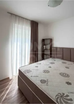 Spavaća soba sa bračnim krevetom, garderoberom i izlazom na terasu. - image 14