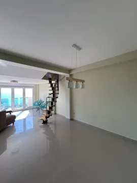 Prostrani dnevni boravak sa spiralnim stepenicama i pogledom na more. - image 11