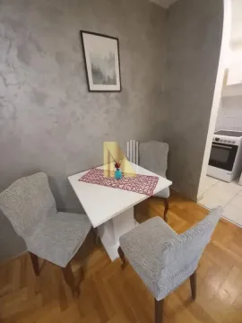 Manji trpezarijski sto sa četiri stolice u sklopu dnevnog boravka. - image 6
