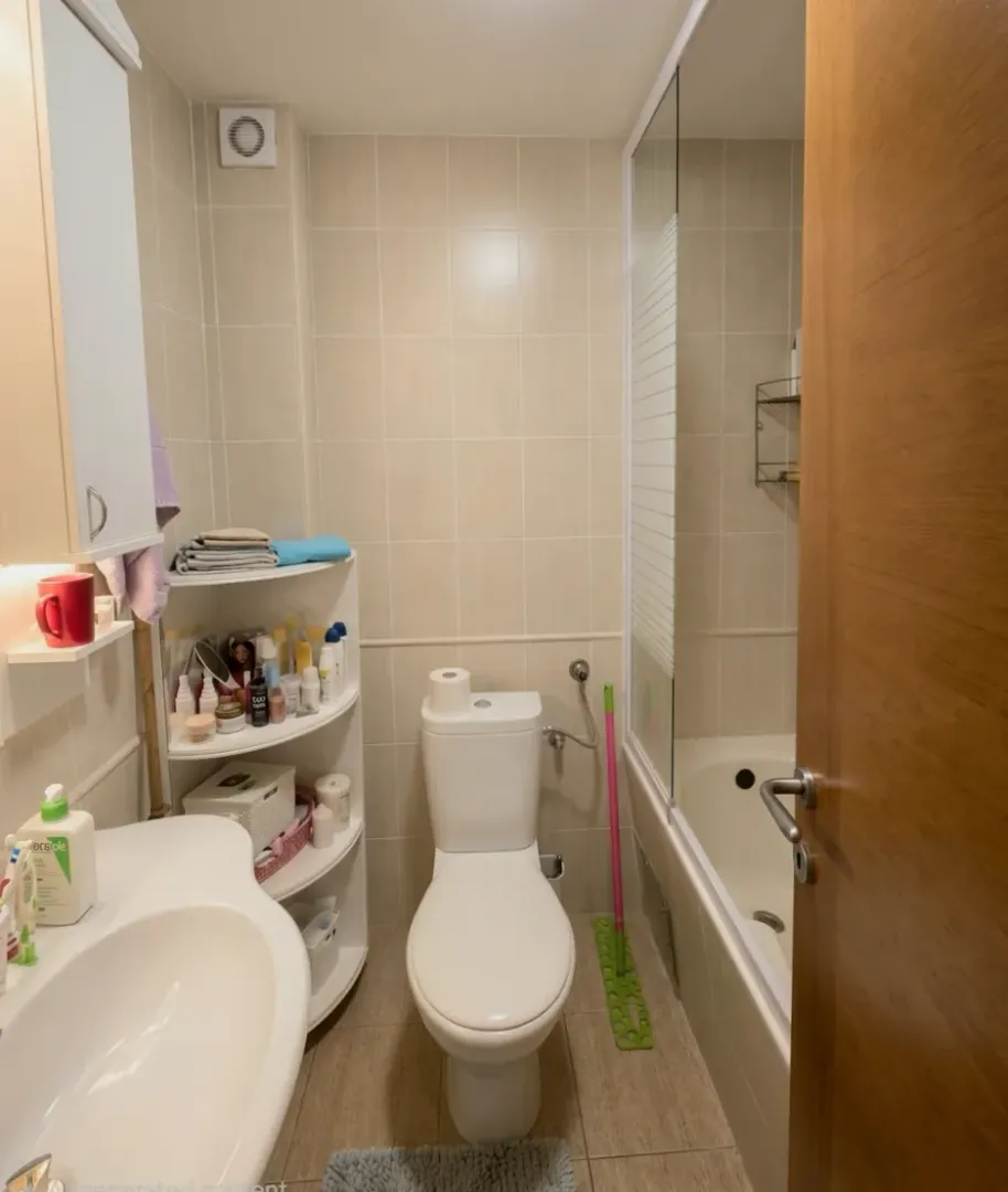 Kompaktno kupatilo sa umivaonikom, wc šoljom i kadom sa staklenom pregradom.