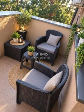 Namešten balkon sa garniturom za sedenje i ukrasnim biljkama. - image 11