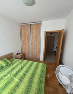 Spavaća soba sa bračnim krevetom, ugradnim plakarom i laminatom na podu. - image 5