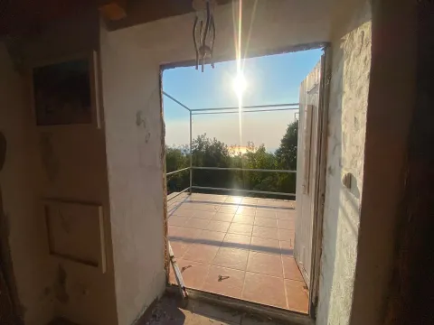 Pogled kroz vrata na terasu sa pločicama i pogledom na prirodu. - image 7