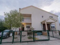 Rent, house, 220m², Tološi, Podgorica - image 1
