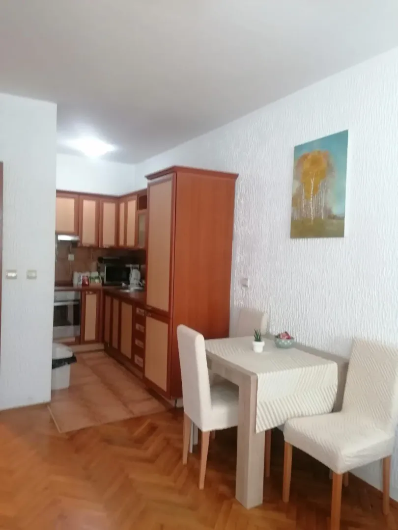 Trpezarija sa kuhinjom u svijetlim tonovima.