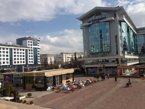 Pogled na gradski trg i moderne poslovne zgrade. - image 8