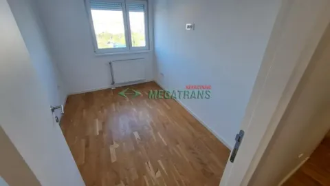 Prazna soba sa parketom i belim zidovima. - image 9