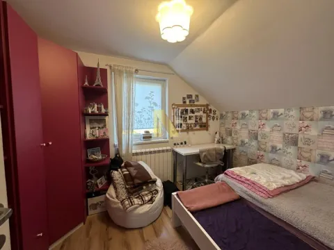 Dečja soba sa krevetom, radnim stolom i ljubičastim ormarom. - image 19