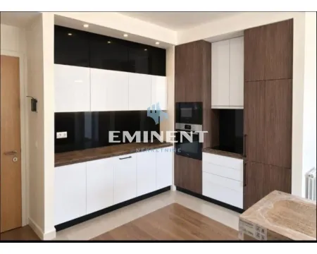 Moderna kuhinja sa ugradnim elementima i aparatima. - image 3