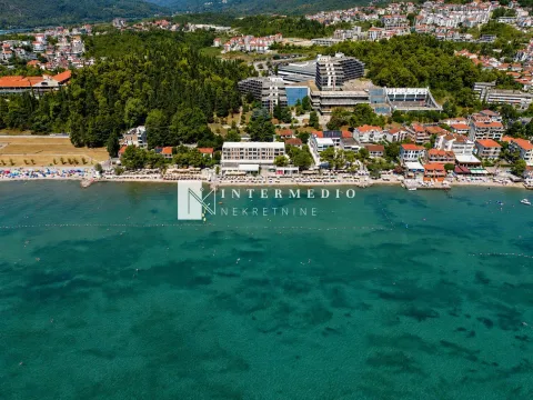 Pogled iz vazduha na obalu, plažu i okolne objekte. - image 3