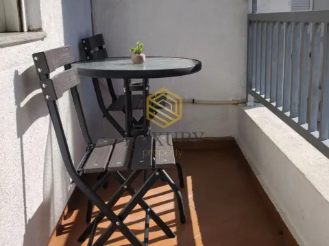 Manji namješteni balkoni sa stolom i dvije stolice. - image 6