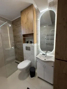 Moderno kupatilo sa tuš kabinom, umivaonikom i ugrađenim toaletom. - image 14