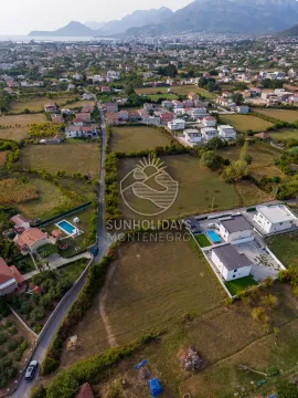 Pogled iz vazduha na građevinsko zemljište i okolno naselje. - image 6