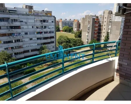 Pogled sa terase na susedne zgrade i zelenu površinu. - image 17