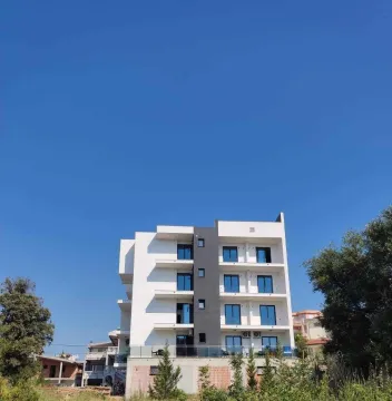Spoljašnji izgled moderne stambene zgrade sa terasama i balkonskim vratima. - image 3