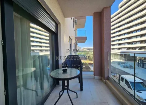 Furnished terrace with a small table and chairs. - image 5