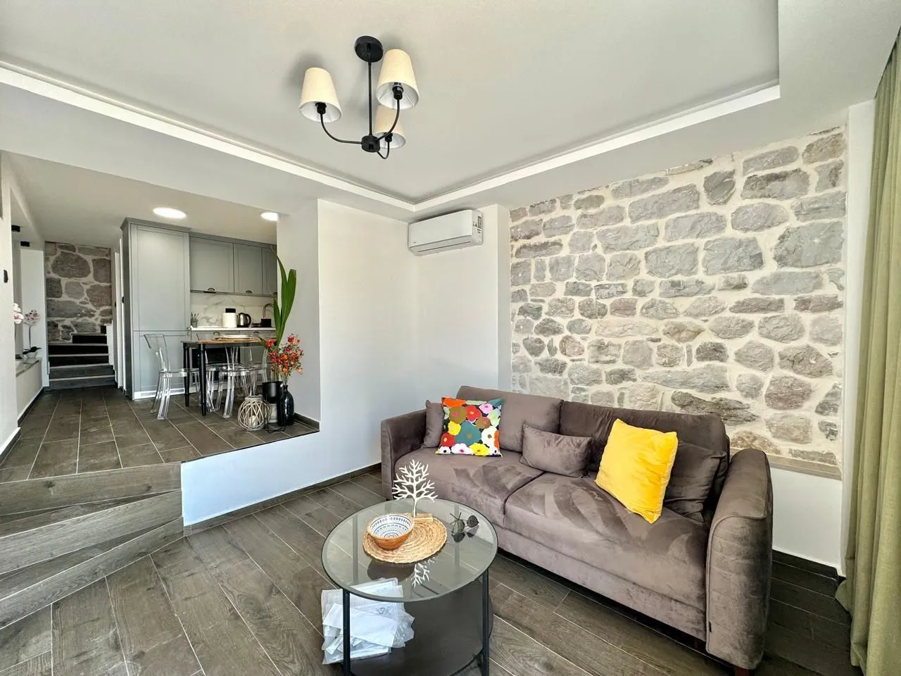 Izdavanje, kuća, 120m², Kuljače, Budva