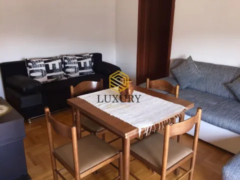 Dnevna soba sa trpezarijskim stolom i sofama. - image 8