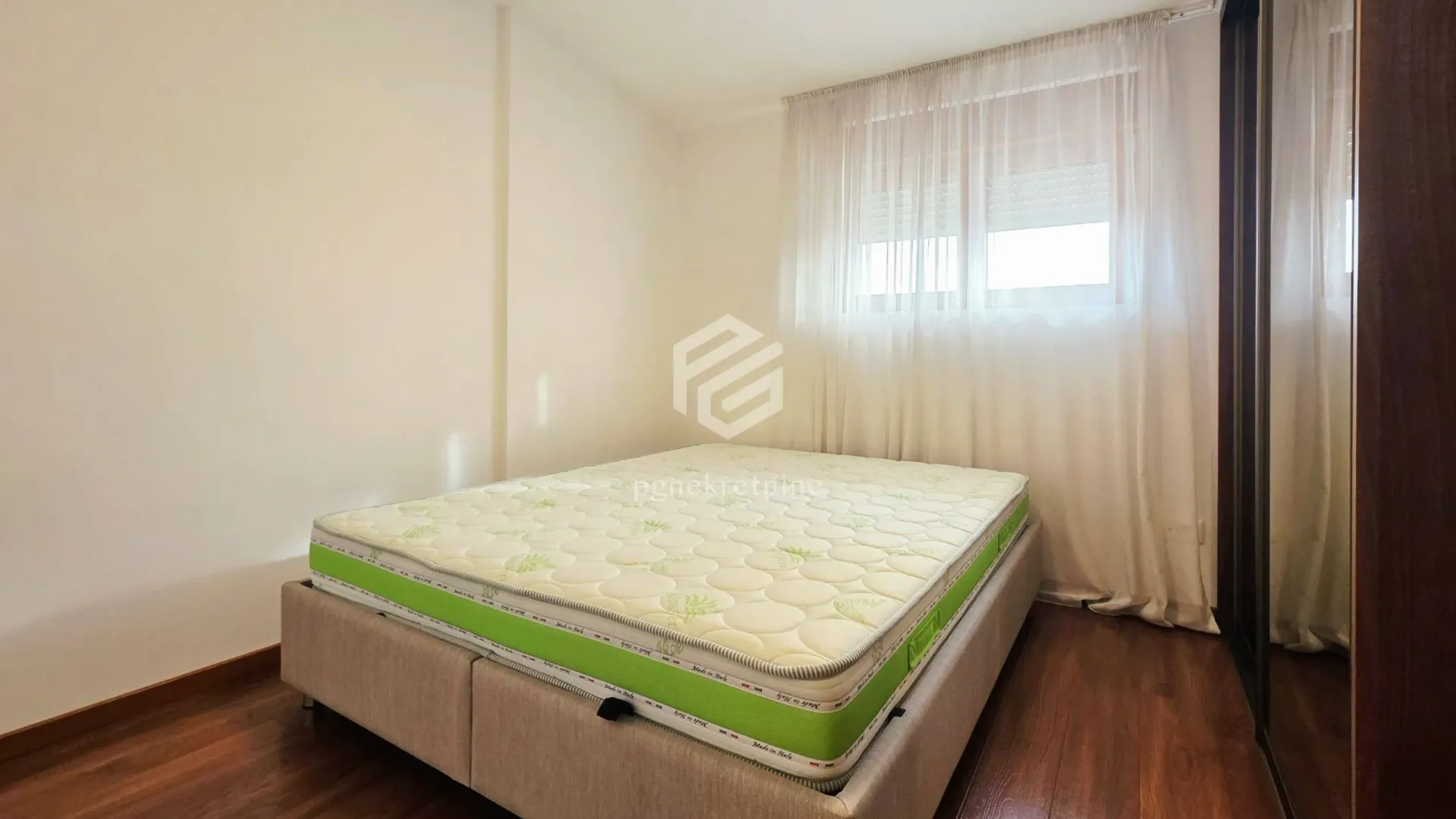 Izdavanje, dvosoban stan, 85m², Master Kvart, Podgorica