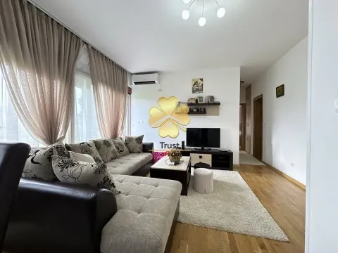 Izdavanje, dvosoban stan, 65m², Centar, Podgorica