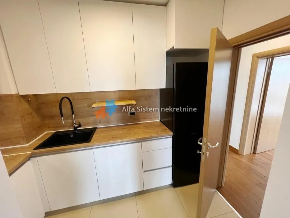 Izdavanje, četvorosoban stan, 80m², Savski Venac, Beograd