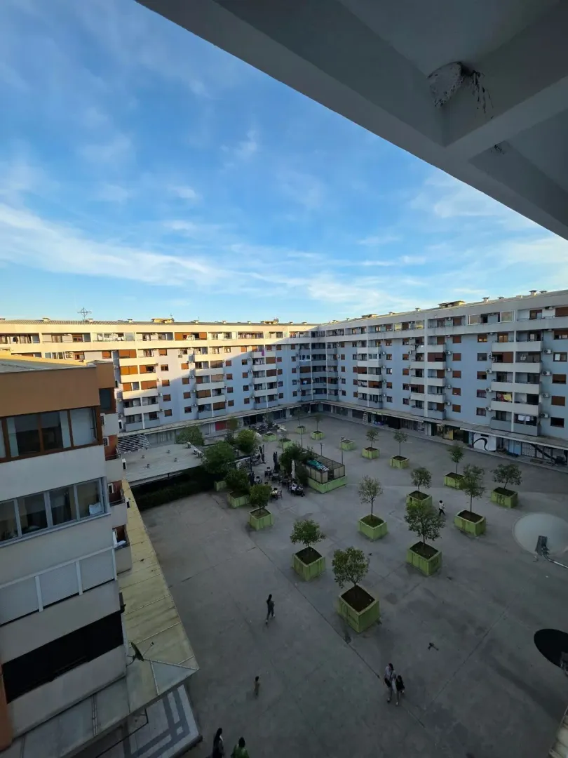 Pogled sa terase na dvorište i stambene zgrade.