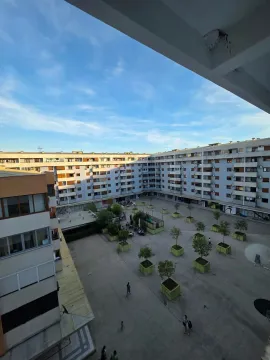 Pogled sa terase na dvorište i stambene zgrade. - image 9