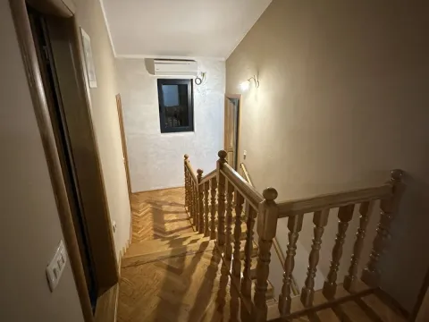 Izdavanje, kuća, 170m², Gornja Gorica, Podgorica - image 15