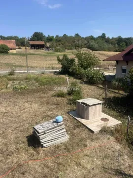 Pogled na dvorište i okolni pejzaž sa bunarom. - image 7