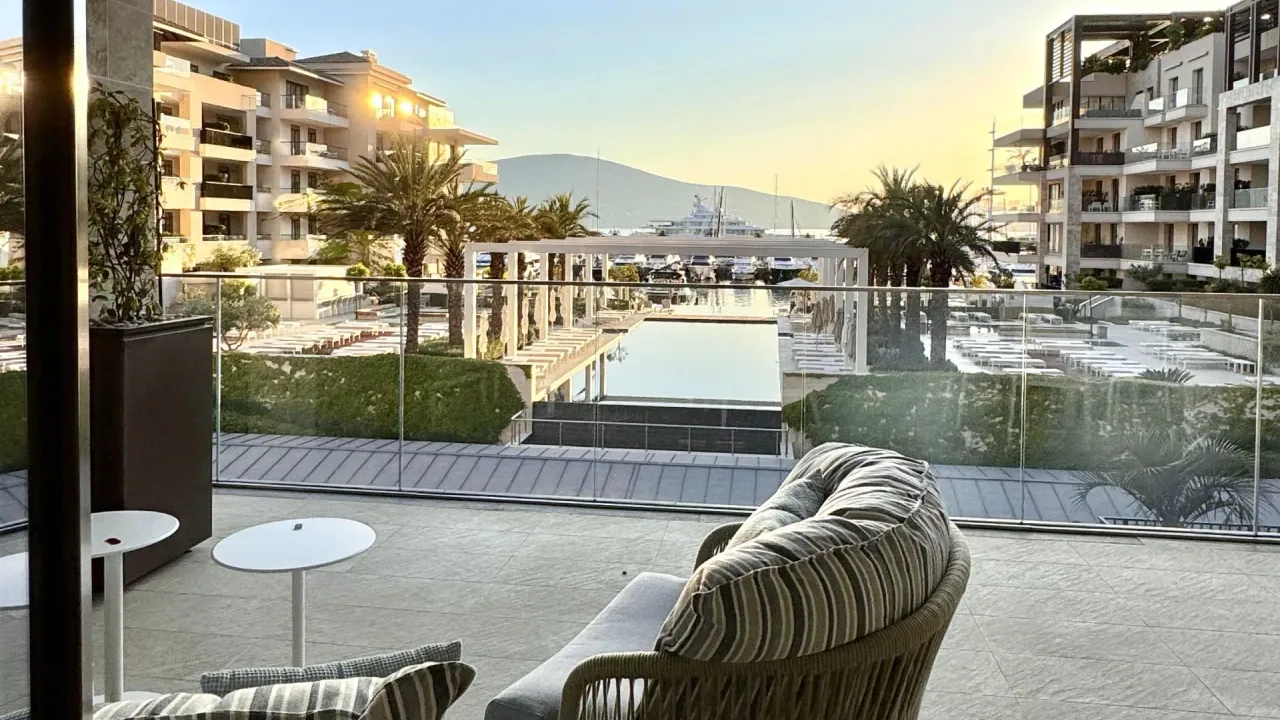 Izdavanje, dvosoban stan, 160m², Porto Montenegro, Tivat