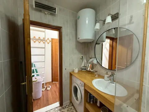 Manje kupatilo sa umivaonikom, veš mašinom i bojlerom. - image 17