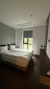 Moderna spavaća soba sa dva kreveta i bijelom posteljinom. - image 6