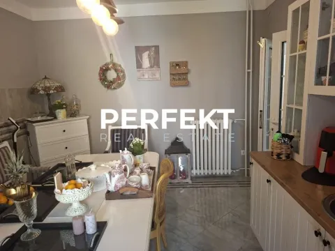 Kuhinja sa trpezarijskim stolom i belim elementima. - image 12