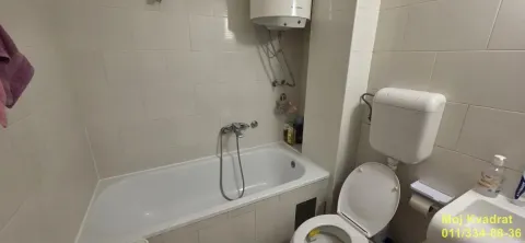 Manje kupatilo opremljeno kadom, toaletom i umivaonikom. - image 11