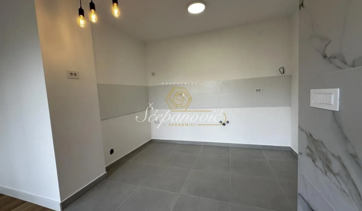 Prodaja, četvorosoban stan, 110m², Centar, Novi Sad