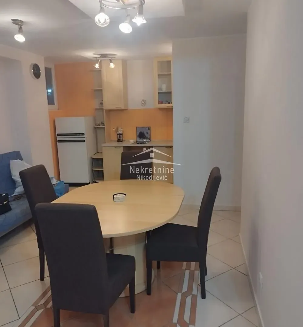 Izdavanje, trosoban stan, 70m², Šumice, Beograd
