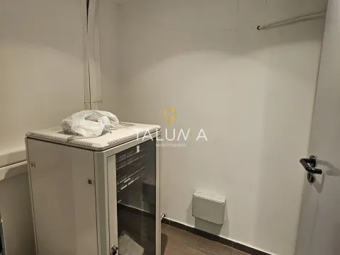 Izdavanje, poslovni prostor, 180m², City Kvart, Podgorica - image 10