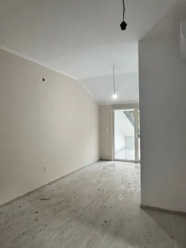 Prazna prostorija sa svijetlim zidovima i podom. - image 5