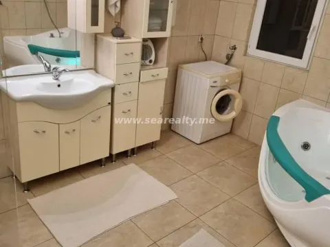 Izdavanje, stan, 103m², Centar, Tivat - image 9