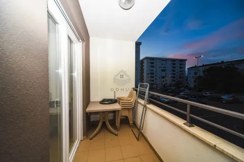 Namtješten balkon sa stolom, stolicama i sušačem za veš. - image 19