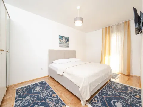 Rent, one bedroom apartment, 56m², Budva, Crna Gora - image 11