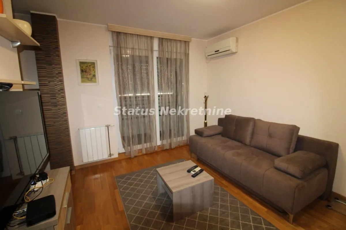 Izdavanje, garsonjera, 24m², Centar, Novi Sad